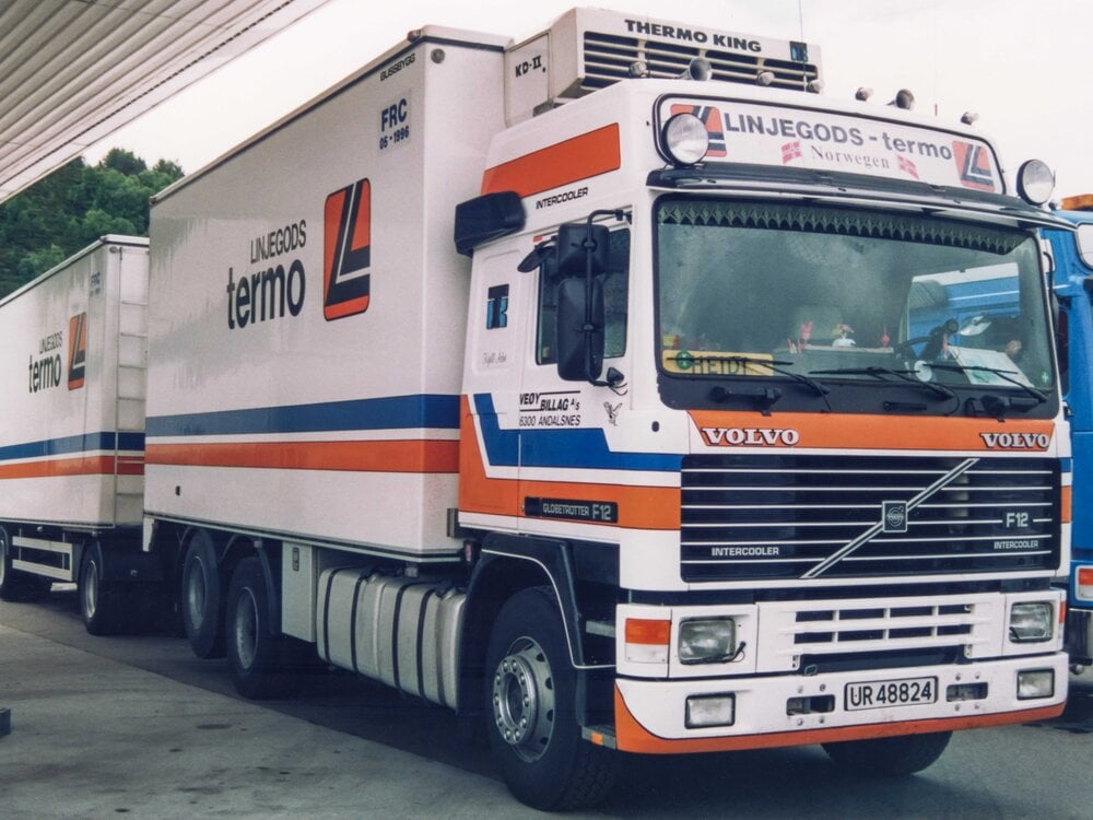 Tekno Tekno Volvo F12 Globetrotter rigid truck with 3-axle trailer LINJEGODS