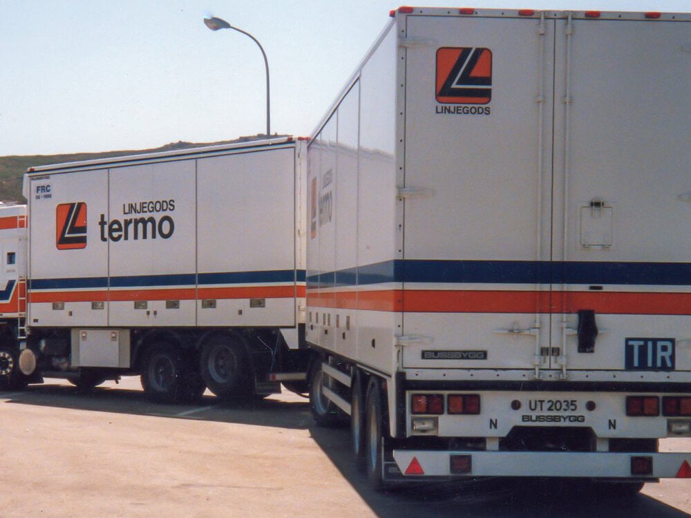 Tekno Tekno Volvo F12 Globetrotter rigid truck with 3-axle trailer LINJEGODS