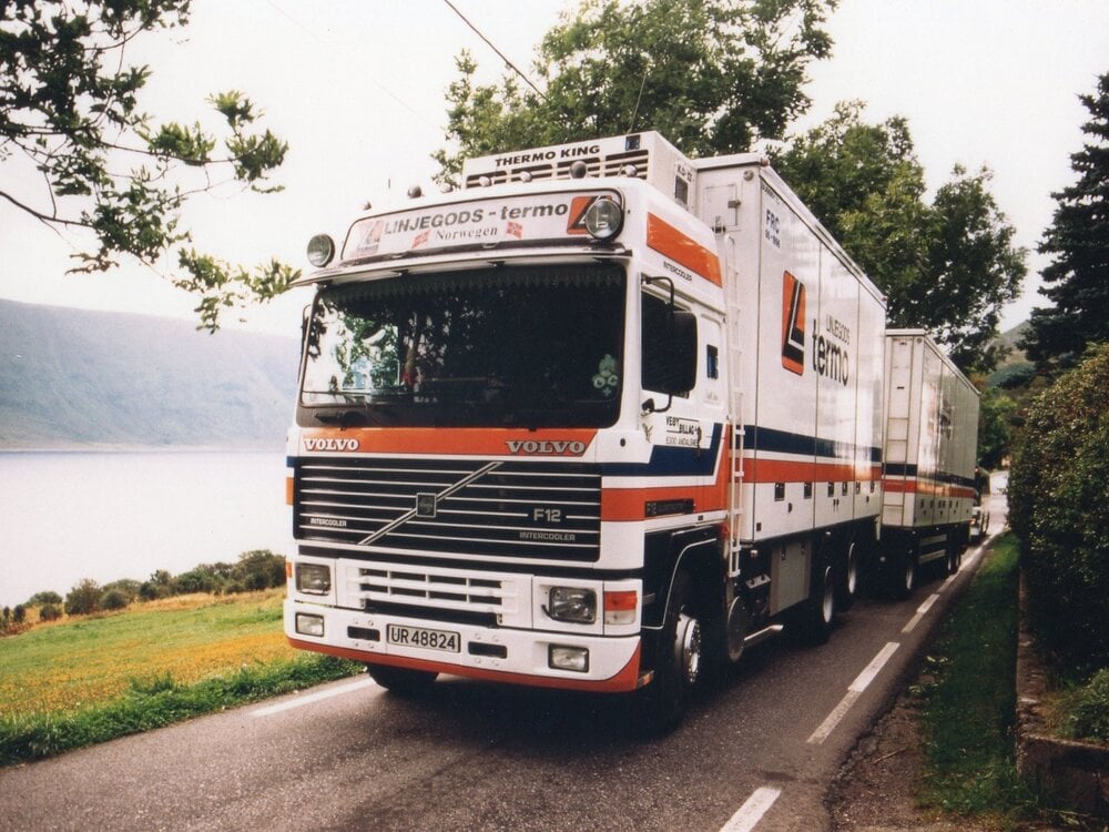 Tekno Tekno Volvo F12 Globetrotter rigid truck with 3-axle trailer LINJEGODS