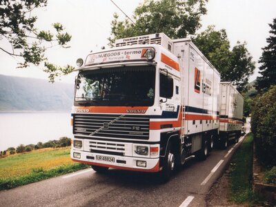 Tekno Tekno Volvo F12 Globetrotter rigid truck with 3-axle trailer LINJEGODS