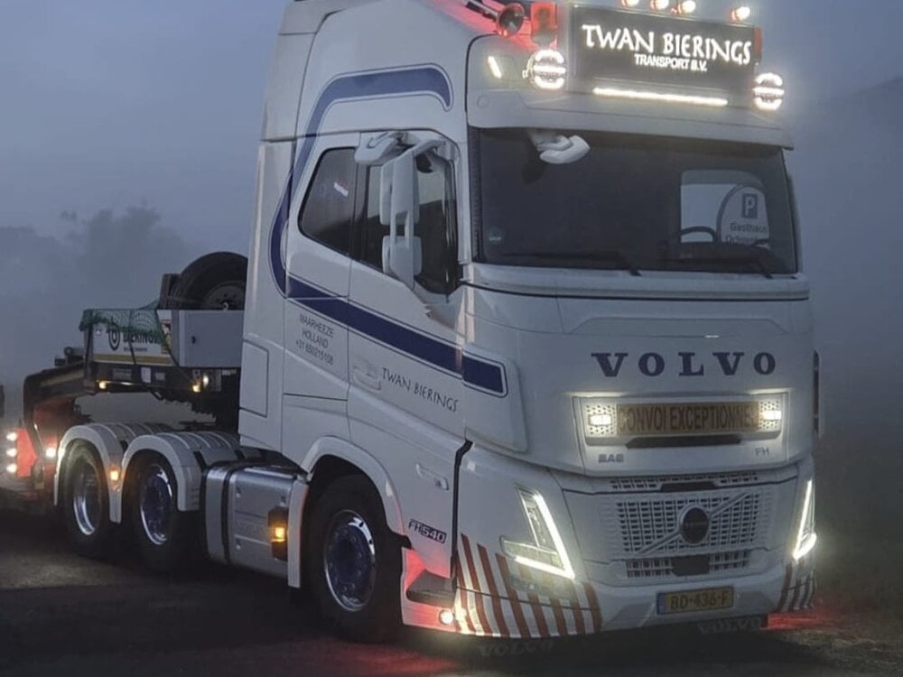 WSI WSI "EXCLUSIEF" Volvo FH Aero Glob. XL 6x2 + 2-axle Euro PX lowloader TWAN BIERINGS