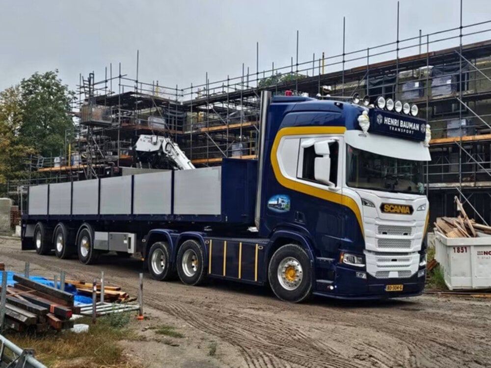 WSI WSI Scania R Highline 6x2 met 3-as stenen oplegger HENRI BAUMAN