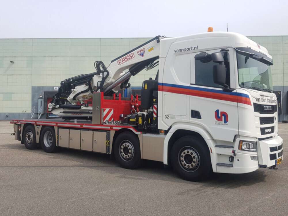 WSI WSI Scania R Normal 8x2 riged flatbed with fassi 1100 + jib VAN NOORT TRANSPORTEN