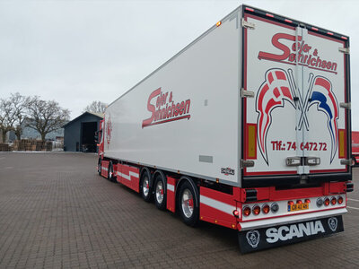 WSI WSI Scania R Highline 4x2 with 3-axle reefer trailer SEJER & SONNICHSEN