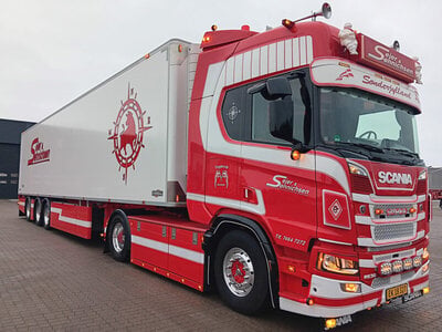 WSI WSI Scania R Highline 4x2 with 3-axle reefer trailer SEJER & SONNICHSEN