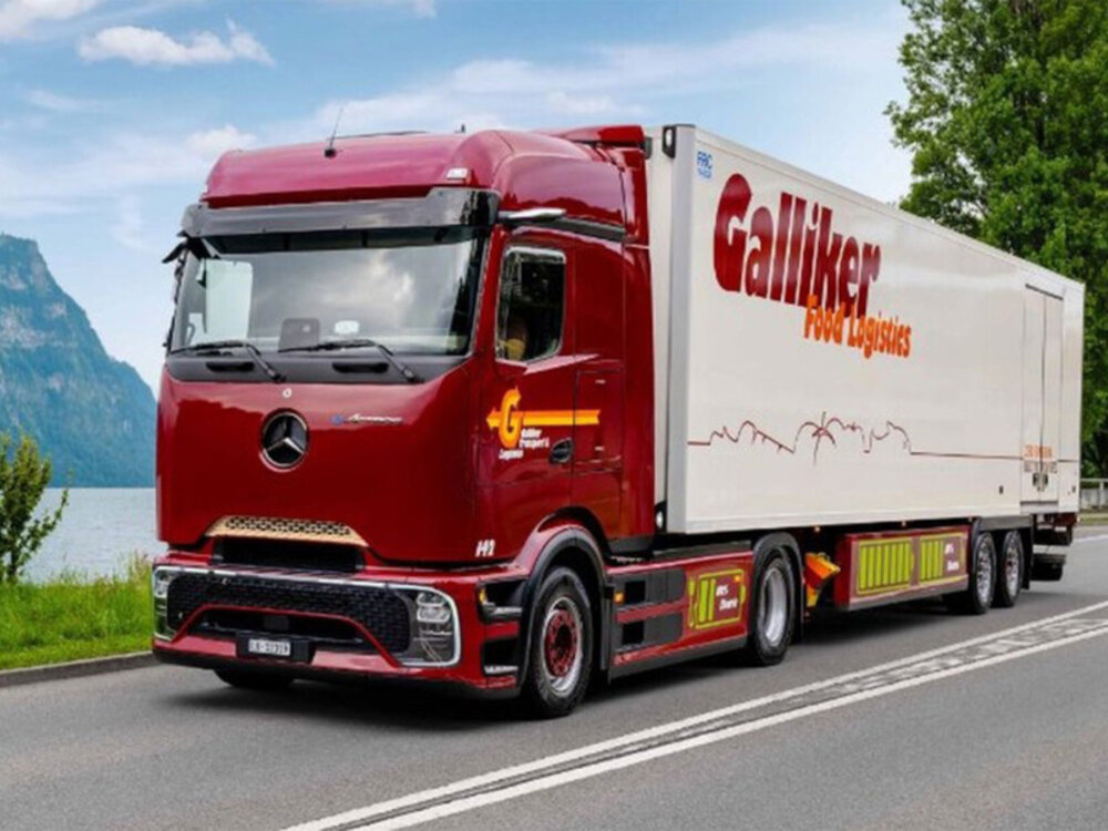 WSI WSI Mercedes EActrtos 600 - Procabin big with 2-axle reefer trailer GALLIKER