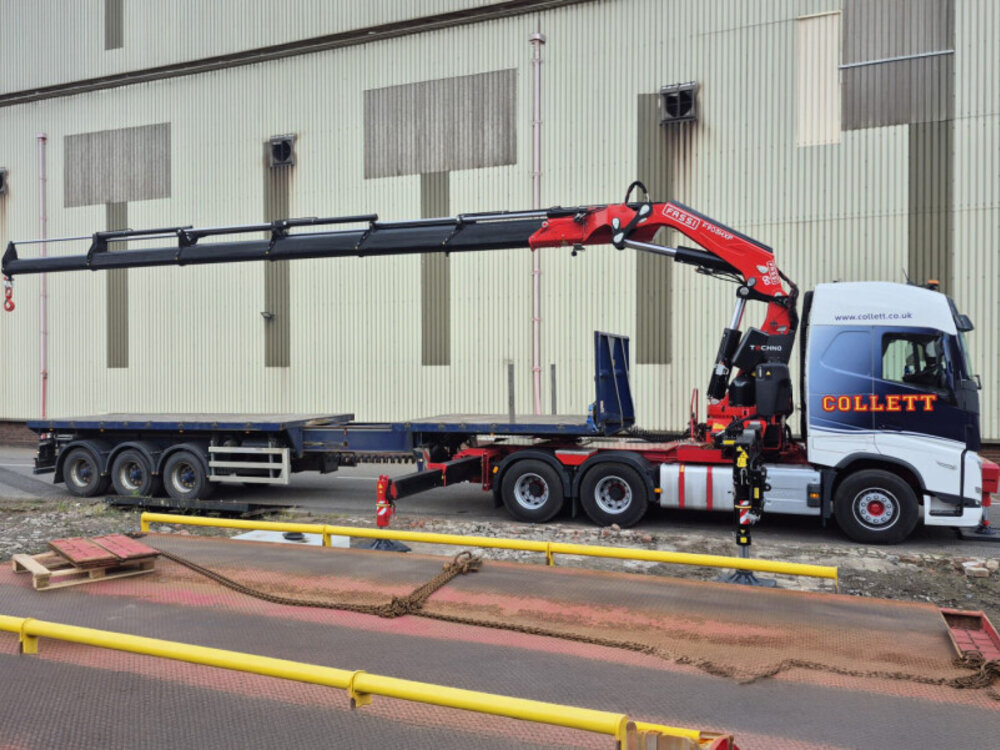 WSI WSI Volvo FH5 Glob. 6x4 with fassi 1100 + 3-axle flatbed trailer COLLETT