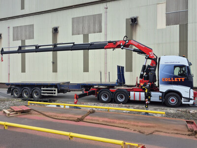 WSI WSI Volvo FH5 Glob. 6x4 with fassi 1100 + 3-axle flatbed trailer COLLETT