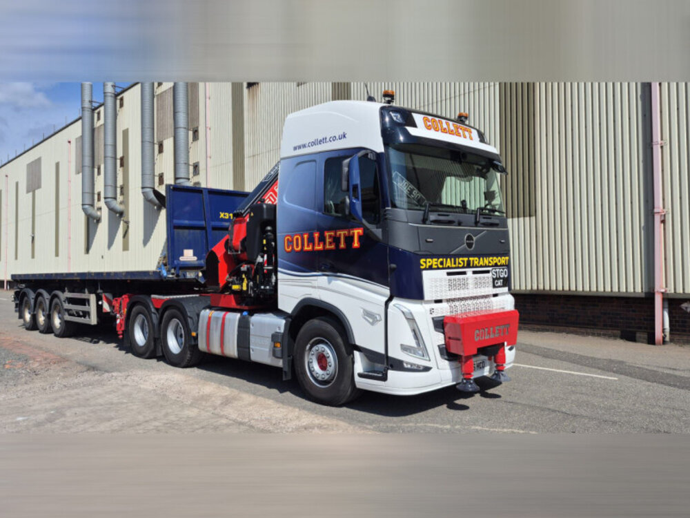 WSI WSI Volvo FH5 Glob. 6x4 with fassi 1100 + 3-axle flatbed trailer COLLETT