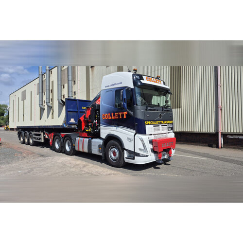 WSI WSI Volvo FH5 Glob. 6x4 with fassi 1100 + 3-axle flatbed trailer COLLETT