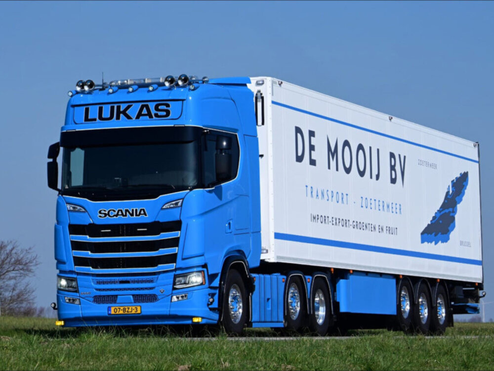 WSI WSI Scania S Highline 6x2 with 3-axle reefer trailer LUKAS - DE MOOIJ BV