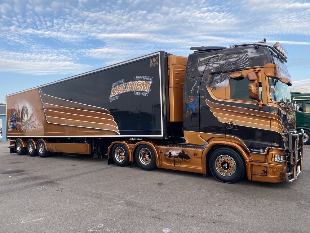 Tekno Tekno Scania Next Gen S-serie Highline with 3-axle reefer trailer MALINIEMI