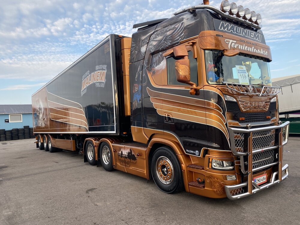 Tekno Tekno Scania Next Gen S-serie Highline met 3-assige koeloplegger MALINIEMI