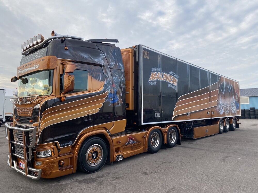 Tekno Tekno Scania Next Gen S-serie Highline with 3-axle reefer trailer MALINIEMI