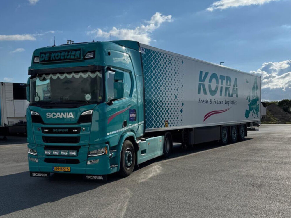 WSI WSI Scania R Highline 4x2 with 3-axle reefer trailer  KOTRA