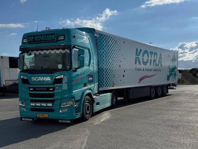 WSI WSI Scania R Highline 4x2 with 3-axle reefer trailer  KOTRA