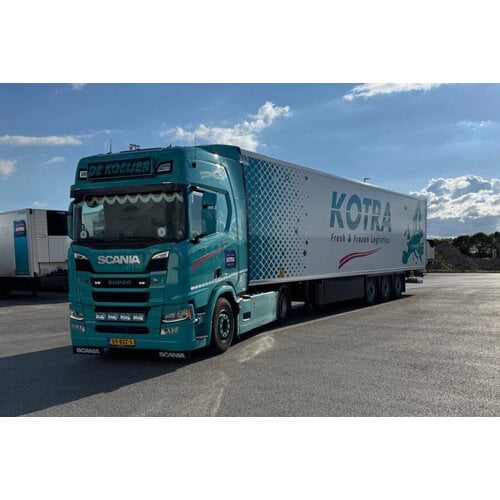WSI WSI Scania R Highline 4x2 with 3-axle reefer trailer  KOTRA