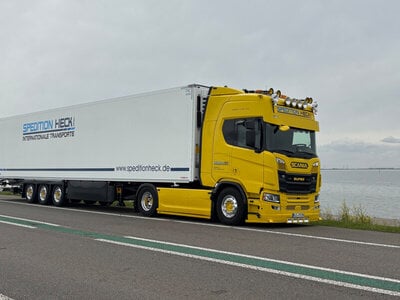 WSI WSI Scania R Highline 4x2 with 3-axle reefer trailer  HECK