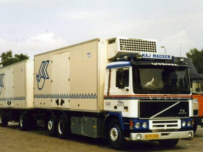 WSI WSI Volvo F12 6x2 motorwagen met 2-as aanhanger KAJ MADSEN