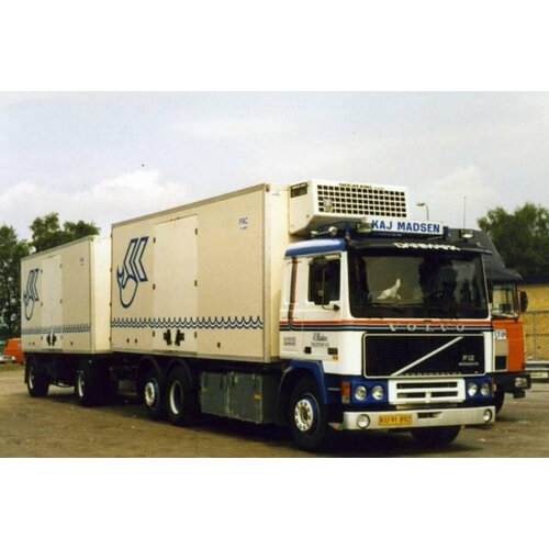 WSI WSI Volvo F12 6x2 motorwagen met 2-as aanhanger KAJ MADSEN
