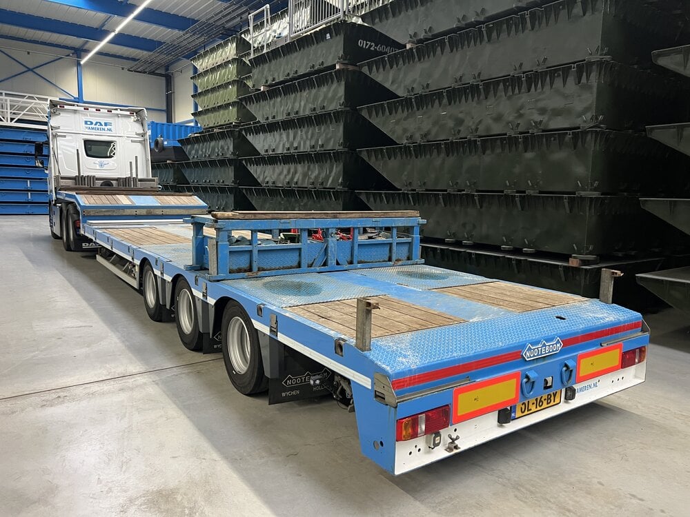 Tekno Tekno DAF XF 6x2 sleepas trekker met 3-assige semi dieplader VAN HAMEREN