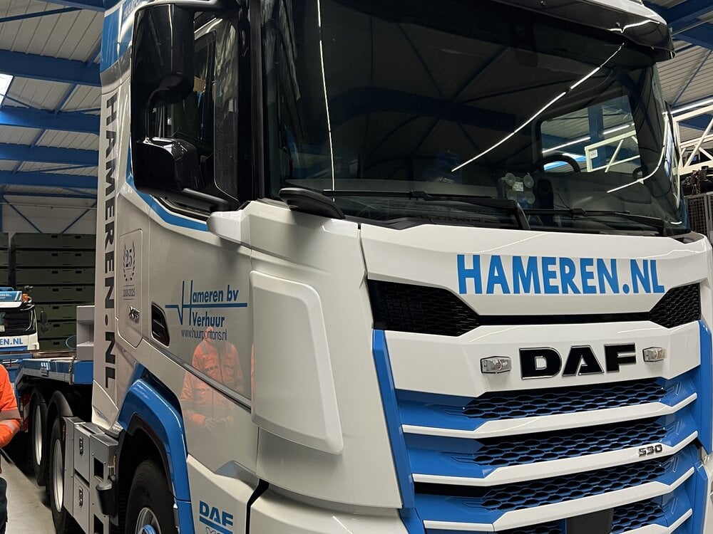 Tekno Tekno DAF XF 6x2 sleepas trekker met 3-assige semi dieplader VAN HAMEREN
