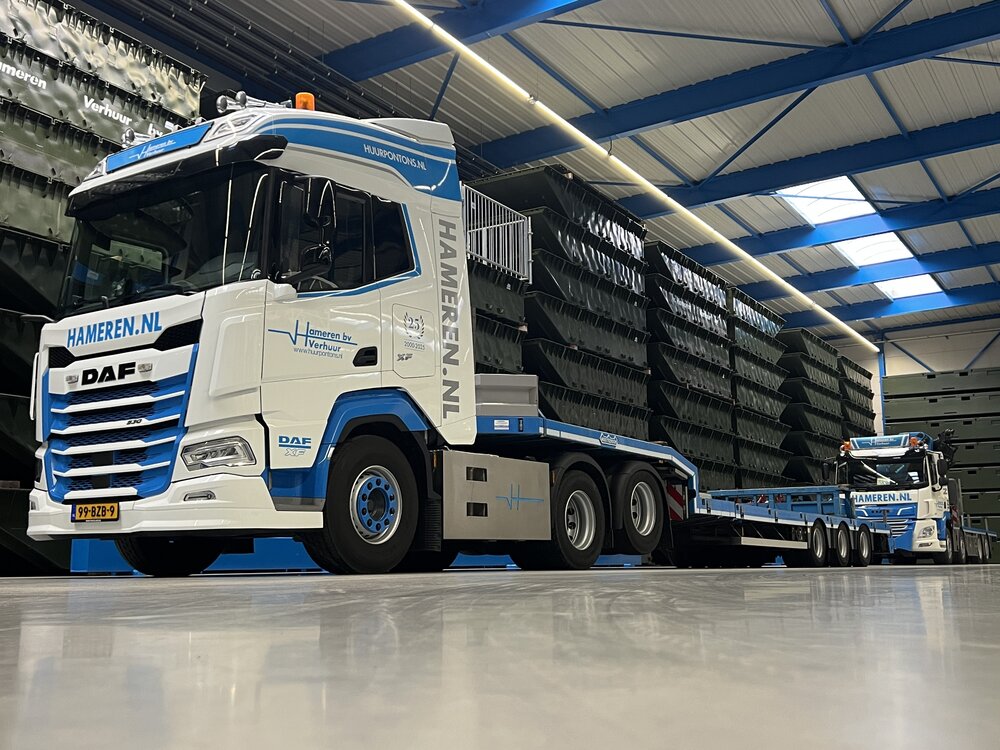 Tekno Tekno DAF XF 6x2 sleepas trekker met 3-assige semi dieplader VAN HAMEREN