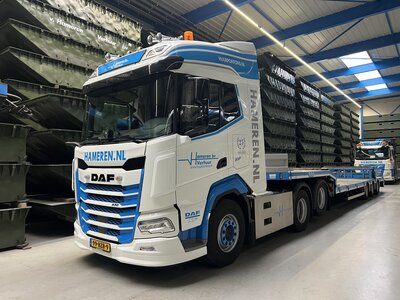 Tekno Tekno DAF XF 6x2 sleepas trekker met 3-assige semi dieplader VAN HAMEREN