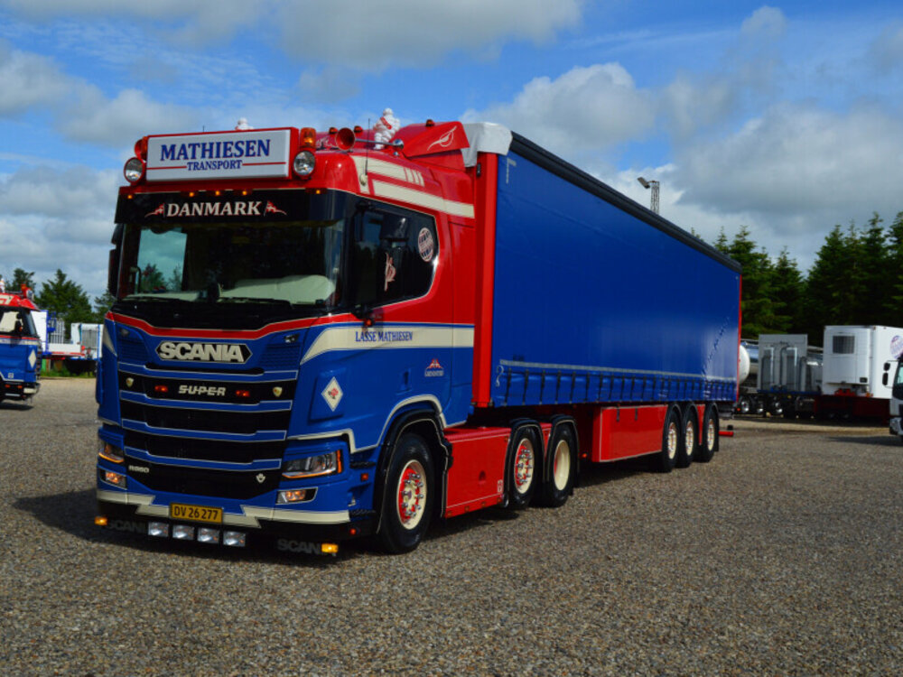 WSI WSI Scania R Normal 6x2 met 3-as tridec schuifzeilen oplegger LASSE MATHIESEN