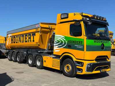 WSI WSI Mercedes-Benz Actros L  6x4  with 3-axle non steering tipper trailer HOONDERT