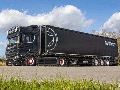 WSI WSI Scania R Highline 4x2 met 3-as schuifzeilen oplegger MATERNOWSKI