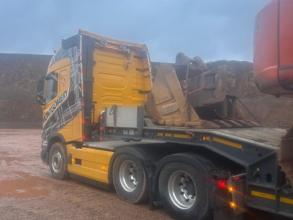 WSI WSI Volvo FH05 6x2 + 4-axle lowbed trailer K.T.  MONTGOMERY SCOTLAND