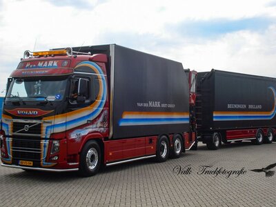 Tekno Tekno Volvo FH03 Globetrotter motor wagen met laadkraan + 3-as oplegger mestcombi PARTICK VAN DER MARK