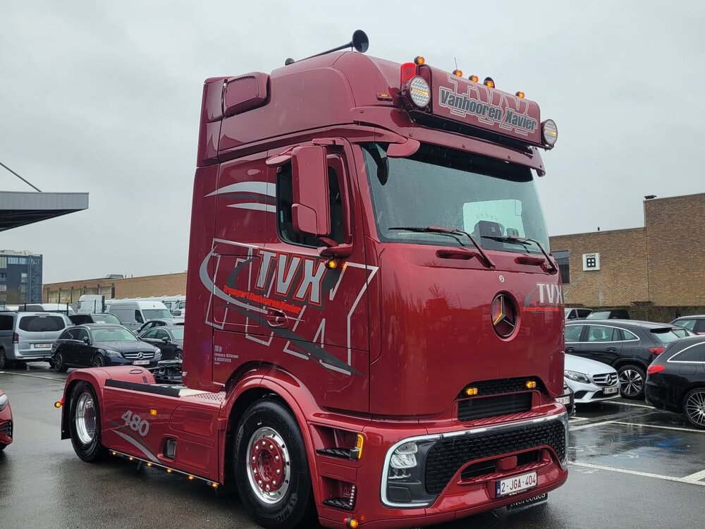Tekno Tekno Mercedes-Benz Actros ProCabin 4x2 with 3-axle reefer trailer TVX