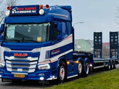 WSI WSI DAF XD met dak verlichting 6x2 met 3-as dieplader + oprijplaten TEN NAPEL VERHUUR