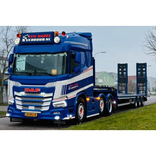 WSI WSI DAF XD met dak verlichting 6x2 met 3-as dieplader + oprijplaten TEN NAPEL VERHUUR