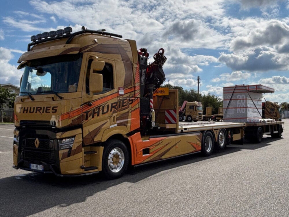 WSI WSI Renault trucks T EVO riged flatbed truck 6x2 with 2-axle flatbed trailer with palfinger PK 65002 SH+ jib THURIES