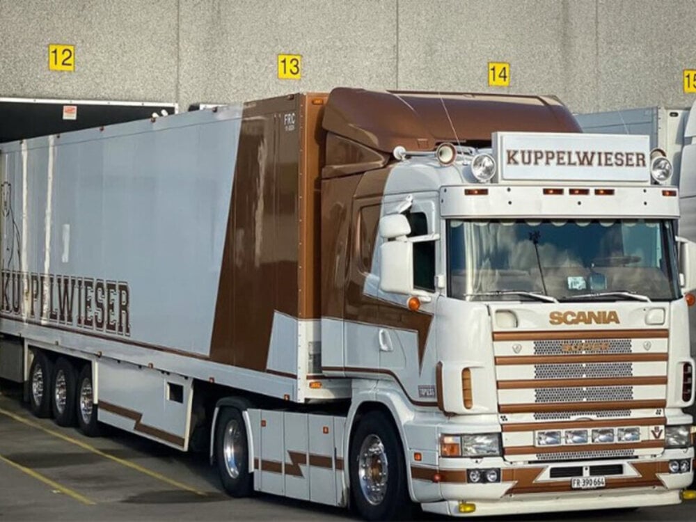 WSI WSI Scania 4-serie flat roof 4x2 with 3-axle reefer trailer KUPPELWIESER