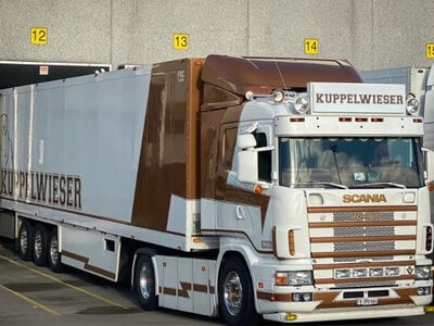 WSI WSI Scania 4-serie flat roof 4x2 met 3-assige koeloplegger KUPPELWIESER