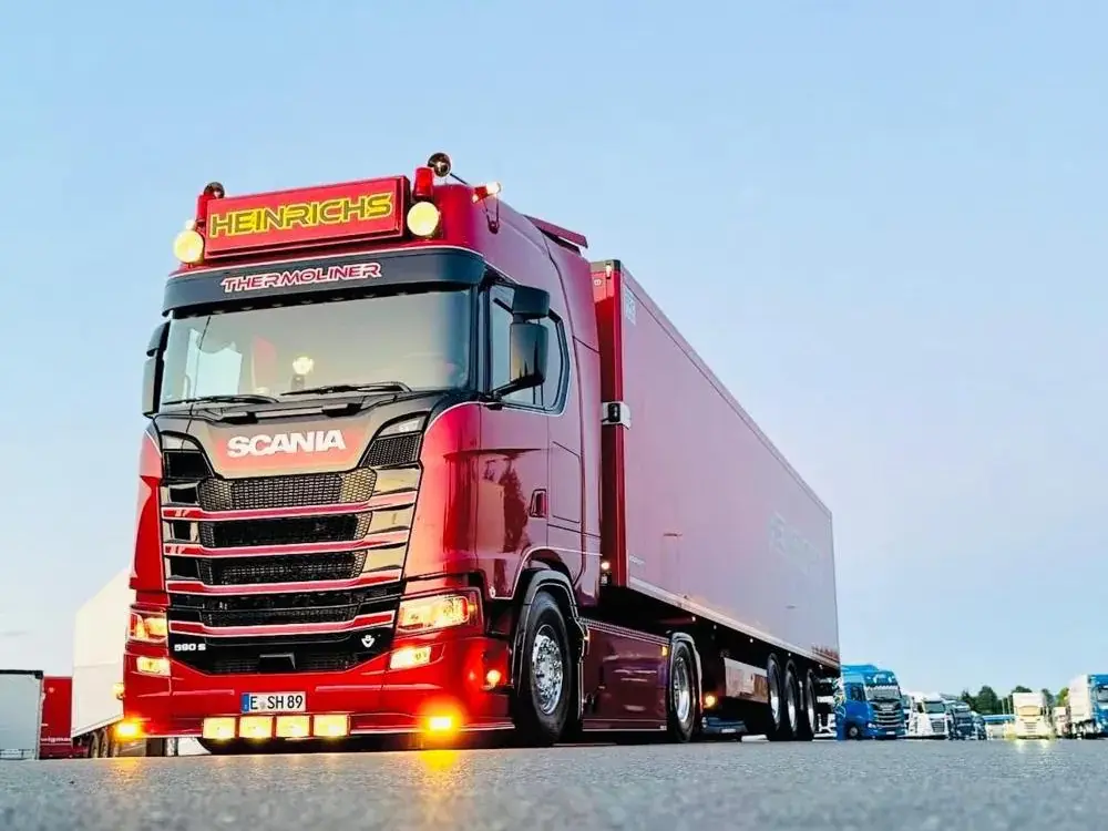 Tekno Tekno Scania NGS Highline 4x2 with 3-axle reefer trailer HEINRICHS