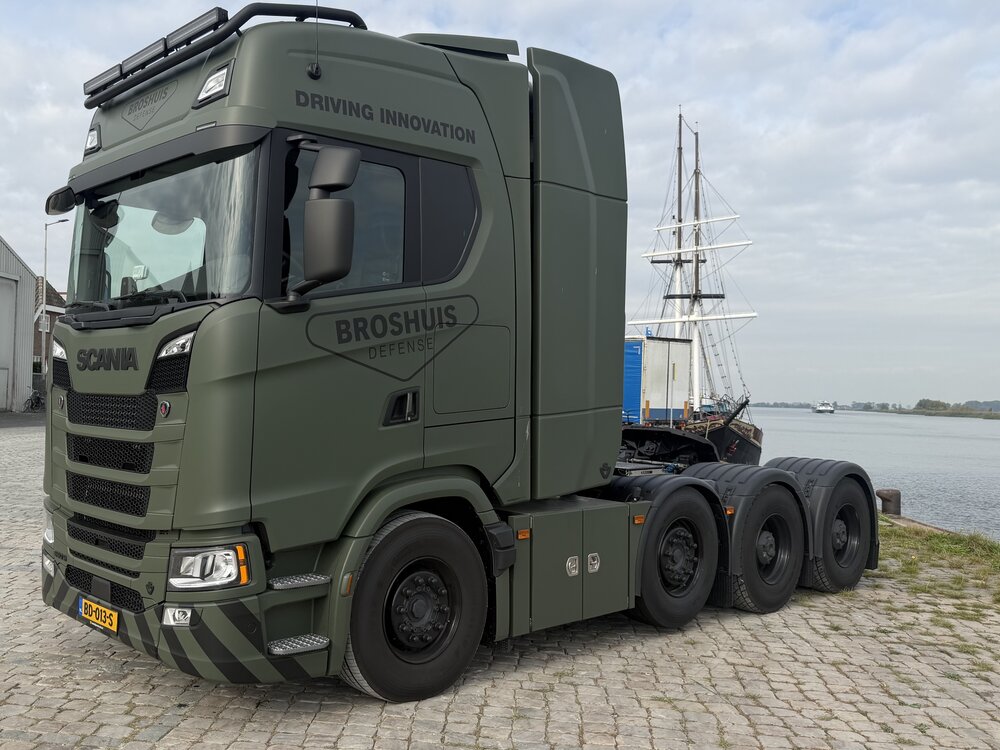 Tekno Tekno Scania NGS Highline 8x4 with 3-bed-5 lowloader BROSHUIS