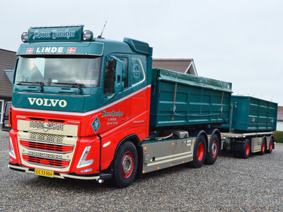 WSI WSI Volvo FH5 Sleeper cab 6x2 with 6-axle container combi trailer with hooklift system + 2x15m3 container SOREN JUNCHER