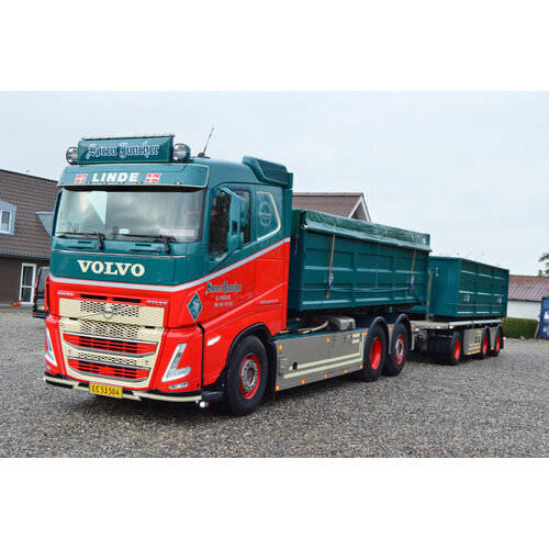 WSI WSI Volvo FH5 Sleeper cab 6x2 with 6-axle container combi trailer with hooklift system + 2x15m3 container SOREN JUNCHER