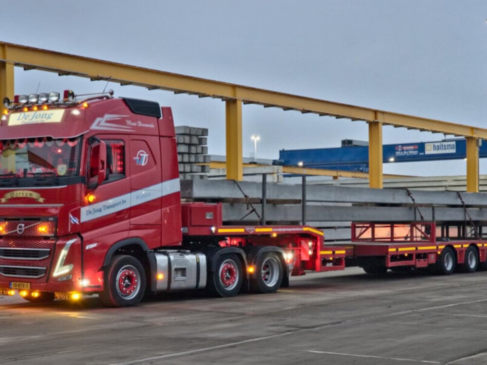 WSI WSI Volvo FH5 Globetrotter 6x2 with 3-axle twin steer Lowloader DE JONG TRANSPORT