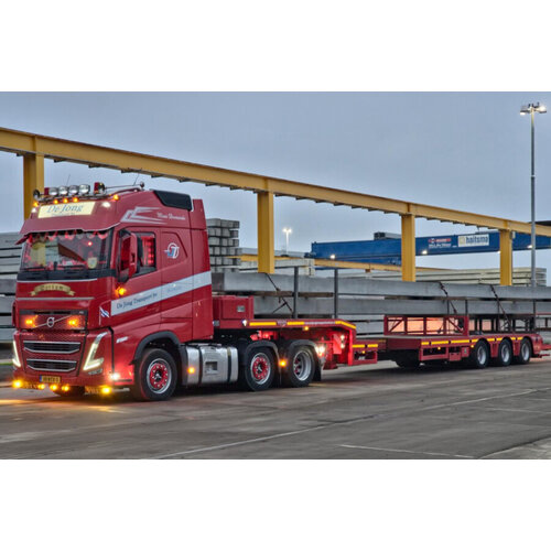 WSI WSI Volvo FH5 Globetrotter 6x2 with 3-axle twin steer Lowloader DE JONG TRANSPORT