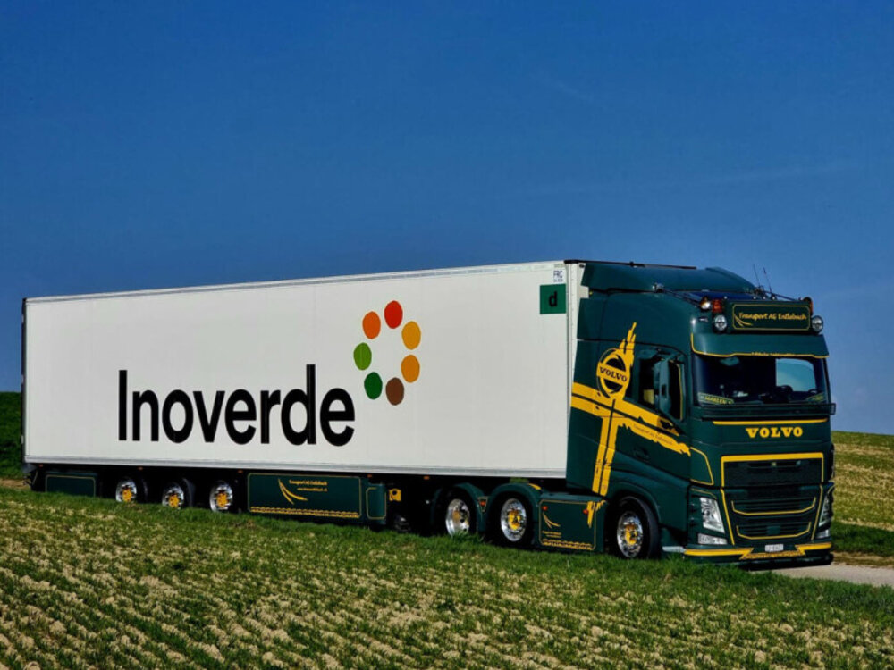 WSI WSI Volvo FH5 Globetrotter 6x2 with 3-axle midlift reefer trailer ENTLEBUCH