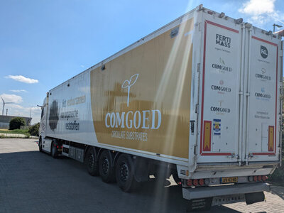 WSI WSI Volvo FH Aero Globetrotter XL 4x2 met 3-assige beweegbare vloer trailer COMGOED