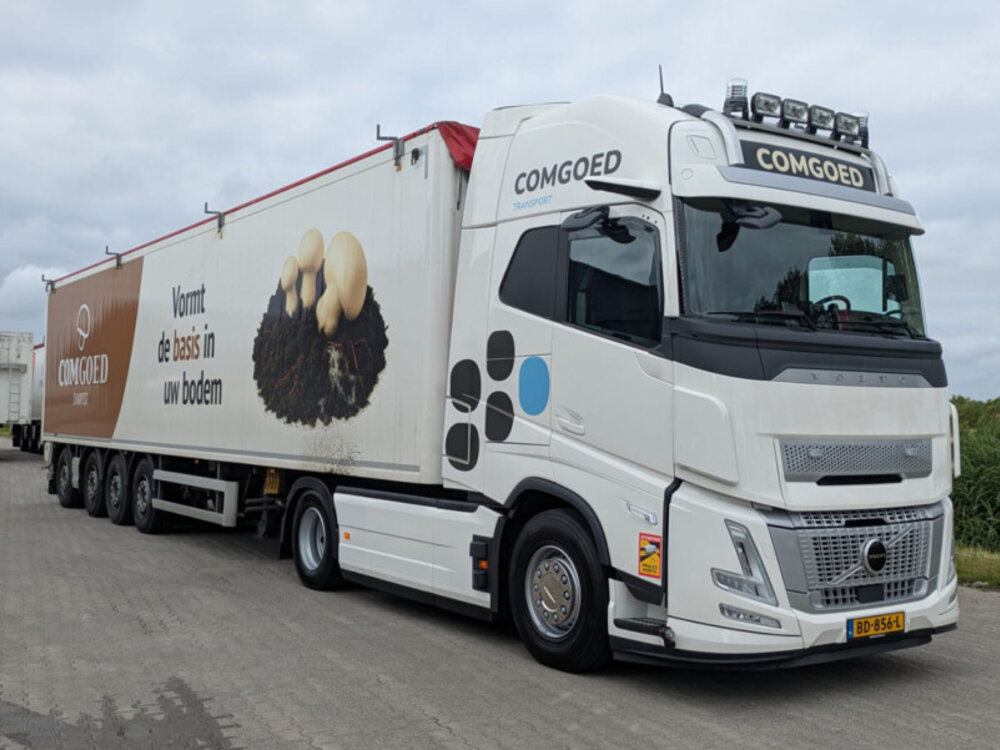 WSI WSI Volvo FH Aero Globetrotter XL 4x2 with 3-axle mooving floor trailer COMGOED