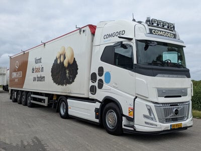 WSI WSI Volvo FH Aero Globetrotter XL 4x2 met 3-assige beweegbare vloer trailer COMGOED