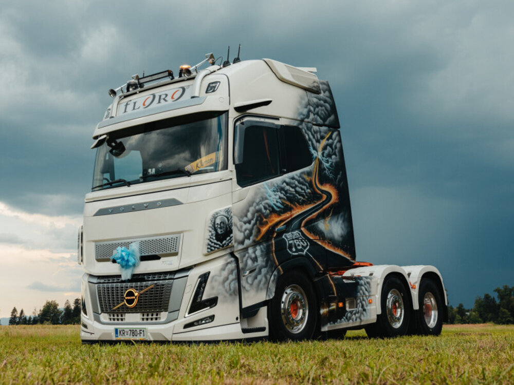 WSI WSI Volvo FH Aero Globetrotter XXL 6x2 FLORO